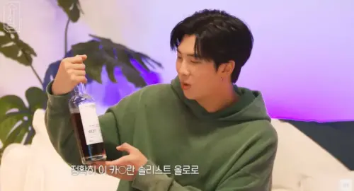 ▲2022年底防彈少年團（BTS）隊長RM，當節目嘉賓時，帶著自己珍藏的噶瑪蘭威士忌，而且因為沒有置入，所以還把標籤貼了起來。（圖／翻攝YT@SUCHWITA）