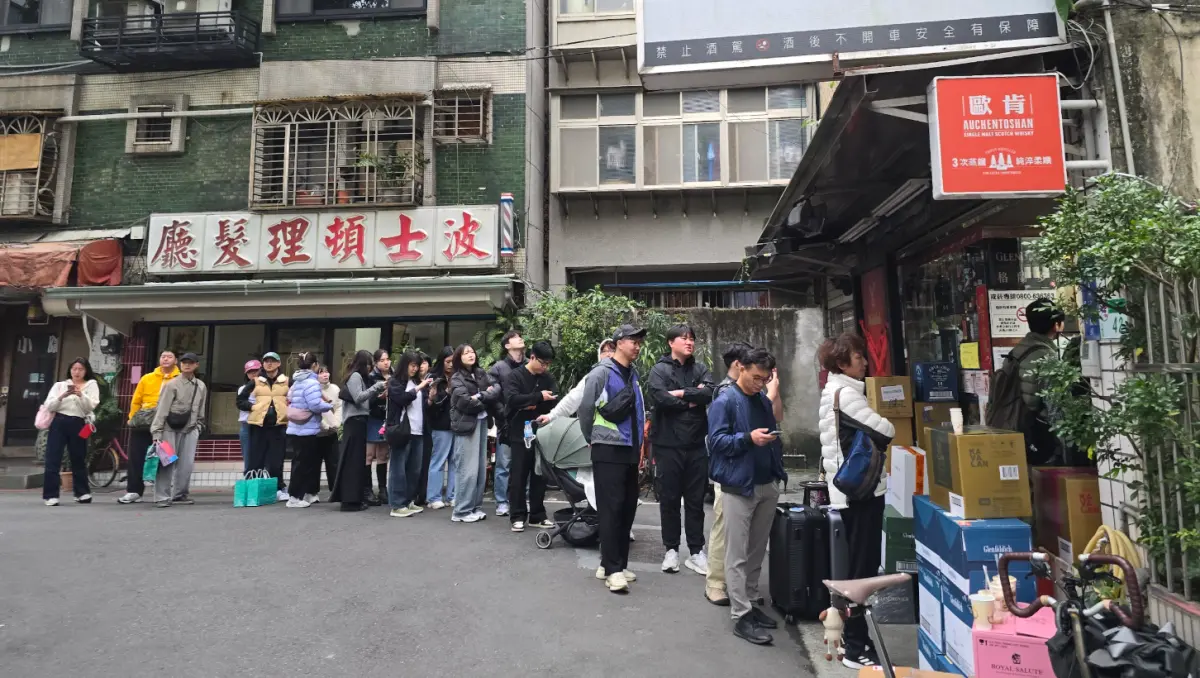 ▲近期就有許多台灣人目睹，台北永康商圈出現大量韓國遊客排隊，且全部都在等著買「威士忌」。（圖／翻攝GoogleMaps）