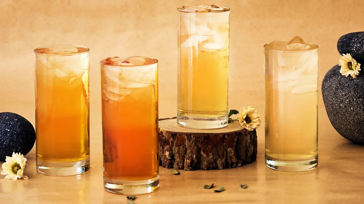 ▲鶴茶樓旗下新品牌「青山 青茶專業製作」進軍台中，挑戰BLIKE、序序茶等最美手搖飲料店地位，今開幕免費請喝Top 3指定大杯飲品；還有「第二杯5折、全品項73折」等優惠一次整理。（圖／青山提供）