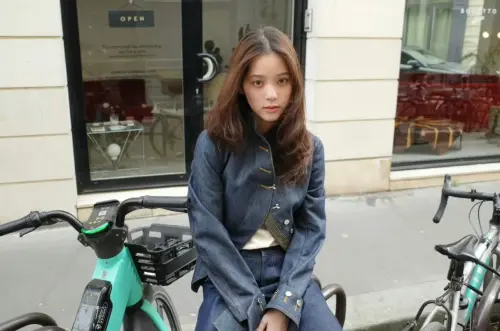 歐陽娜娜(如圖)到巴黎時裝周,結果護照不見,後來在車內的地板上找到,驚喜一瞬間。(圖/歐陽娜娜工作室微博) ▲陸委會針對有關於歐陽娜娜(如圖)遭到除籍的影片澄清,更表示。(圖/歐陽娜娜工作室微博)