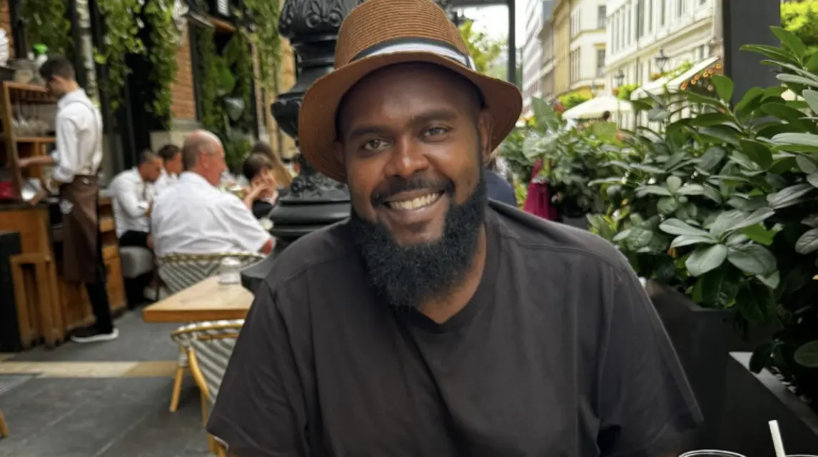 ▲從美國來台發展長達22年的藝人杜力（如圖）75歲媽媽罹患癌症，「醫生說她不能一個人住」，透露媽媽長期住在安養院，自己今年過年返美2個月陪伴，「每天煮飯給她吃，她就很開心。」（圖／翻攝自杜力臉書）