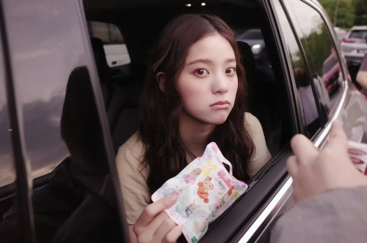 ▲歐陽娜娜（如圖）到巴黎時裝周，結果護照不見，後來在車內的地板上找到，驚喜一瞬間。（圖／翻攝自YouTube 歐陽娜娜）