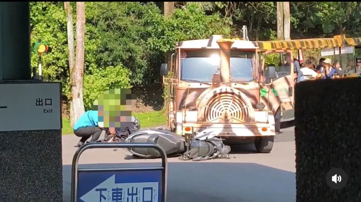 ▲台北市立動物園遊園車和機車發生擦撞意外，所幸機車騎士腿部受傷。（圖／chenchen123a@threads）