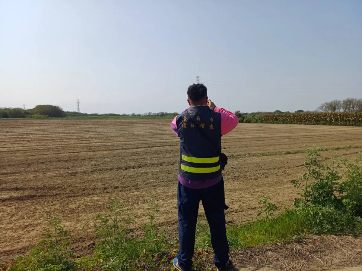 ▲大新營地區近期連日傳出空氣異味，環保局隨即追查，發現三處翻整土地及後壁區菁寮農地大量施肥，將依法告發，且要求立刻改善。（圖／南市環保局提供）