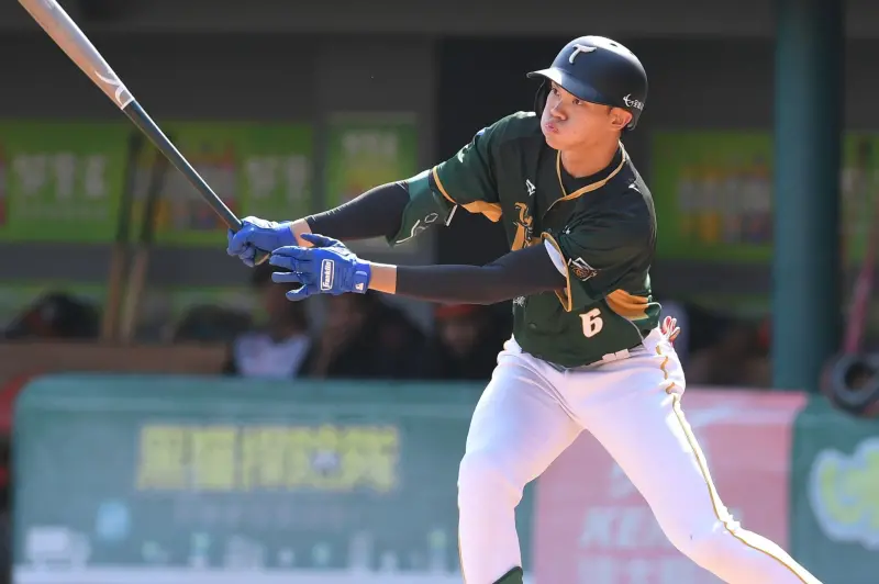 ▲台鋼雄鷹王博玄官辦熱身賽面對統一獅，5打數敲出2安打，幫助球隊以7：3拿下勝利。（圖／台鋼雄鷹提供）
