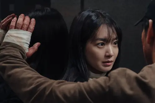 韓星申敏兒(如圖)與朴海秀挑戰驚悚題材,Netflix新劇《惡緣》曝光,劇中主角命運交錯,無法擺脫宿命般的紅線糾纏,4月4日全球上線引發熱議。(圖/申敏兒經紀公司IG) ▲Netflix新劇《惡緣》今(4)日全球上線,劇中主角命運交錯,無法擺脫宿命般的紅線糾纏。(圖/IG netflixkr)