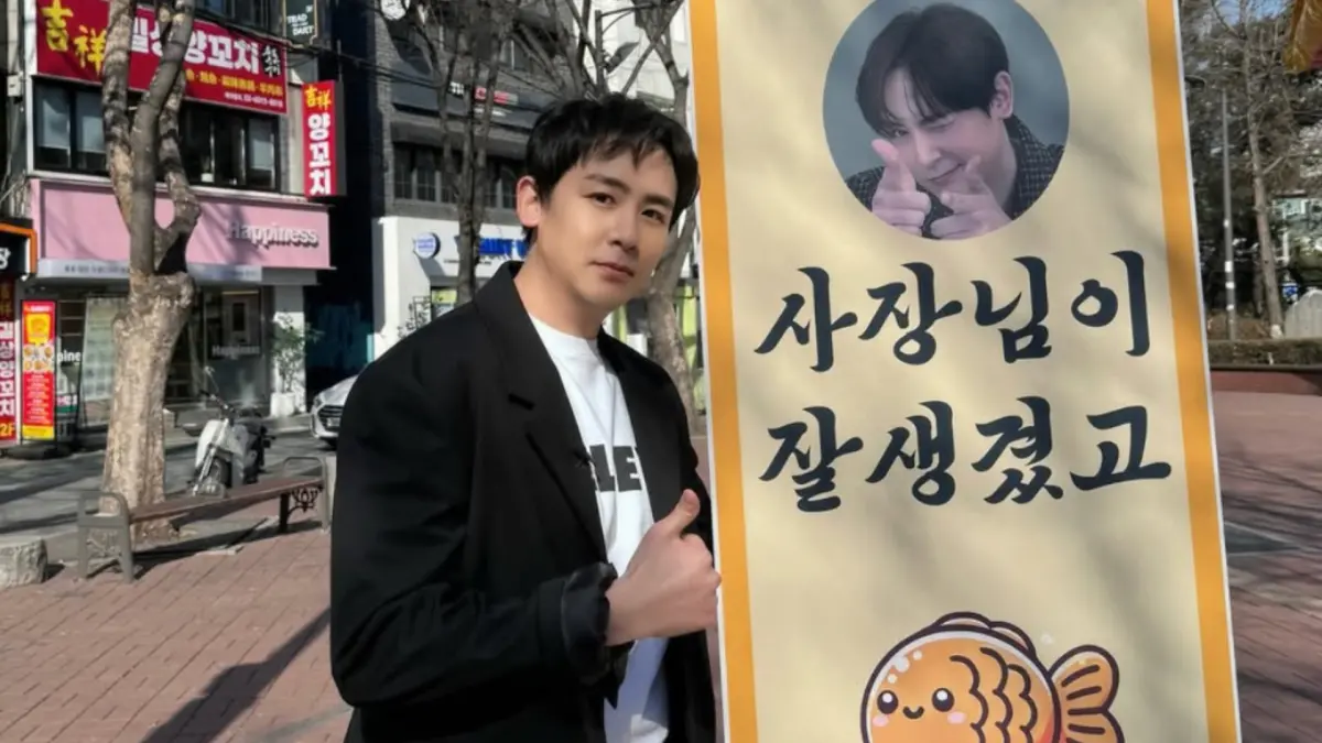 ▲韓國男團2PM成員尼坤（Nichkhun）近日於首爾弘大商圈開賣手作鯛魚燒，他透過IG分享擺攤日常的照片後寫下「老闆很帥」，讓許多民眾排隊購買。（圖／尼坤IG）