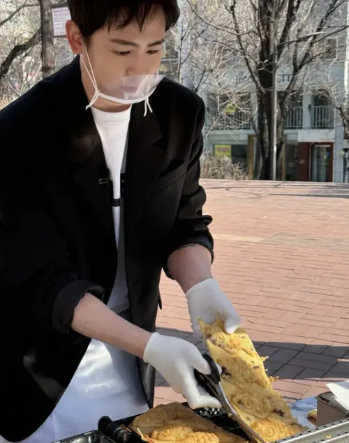 尼坤上傳出攤的照片,看起來就像個鯛魚燒職人。(圖/尼坤IG) ▲尼坤上傳出攤的照片,看起來就像個鯛魚燒職人。(圖/尼坤IG)