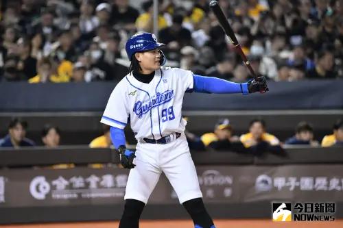 富邦悍將張育成在官辦熱身賽對上中信兄弟,上壘率百分百。(圖/記者林柏年攝) ▲富邦悍將張育成回到中職的首個完成賽季,目標帶領球隊晉級季後賽。(圖/記者林柏年攝)