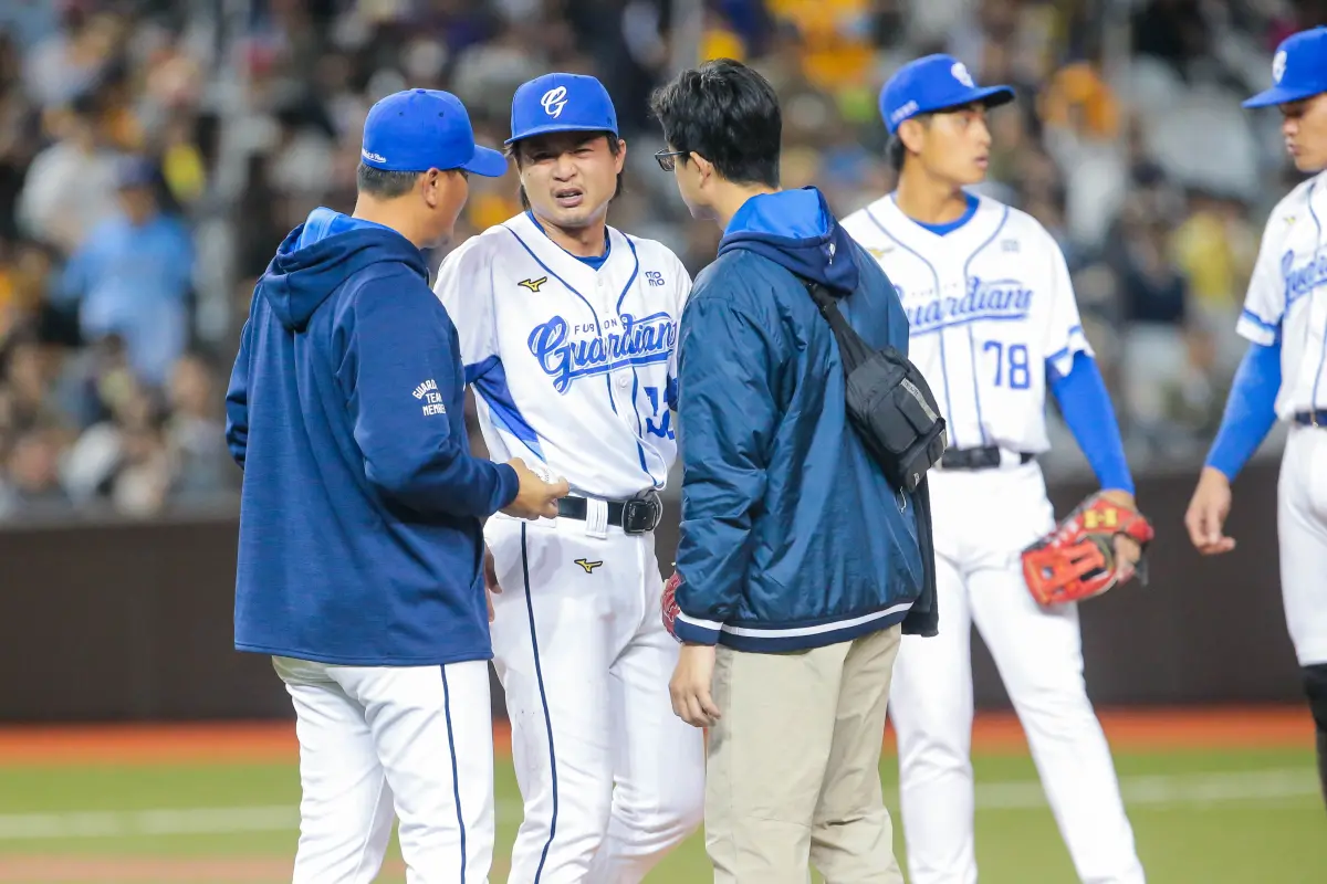 ▲富邦悍將賴鴻誠為了接強襲球，跌坐在投手丘，經過練投後身體仍不適，最後選擇退場。（圖／富邦悍將提供）