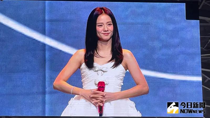 ▲Jisoo昨（23）日在桃園舉辦見面會，走下台跟粉絲互動，有新加坡的粉絲到場支持，直呼整場都沒有人站起來，體驗感很不錯。（圖／讀者提供）