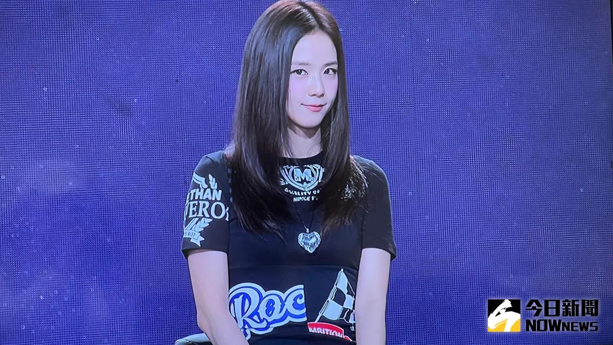 ▲Jisoo昨日見面會在安可曲環節走下台跟粉絲互動，結果因為現場太過混亂，她只能再趕緊走回台上。一名網友事後發文自首，自己就是當時在觀眾席上暴衝的瘋狂粉絲。（圖／讀者提供）