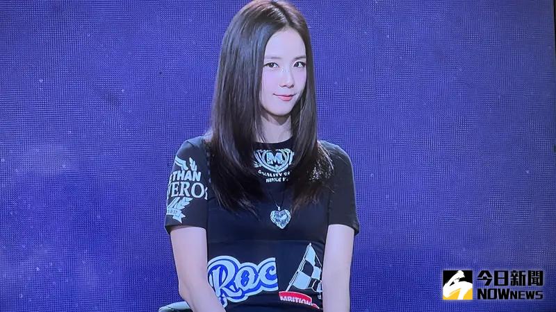 ▲Jisoo昨日見面會在安可曲環節走下台跟粉絲互動，結果因為現場太過混亂，她只能再趕緊走回台上。一名網友事後發文自首，自己就是當時在觀眾席上暴衝的瘋狂粉絲。（圖／讀者提供）