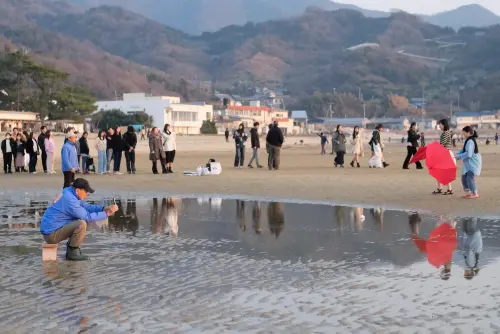 ▲攝影者必須靠近湖面，如圖左坐在椅子上之人。（圖／記者葉盛耀攝）