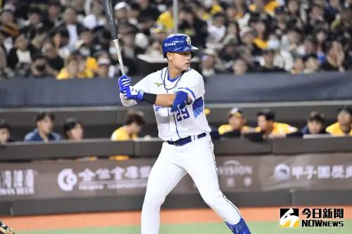 富邦悍將申皓瑋在官辦熱身賽對上中信兄弟,演出猛打賞。(圖/記者林柏年攝) ▲富邦悍將申皓瑋在官辦熱身賽對上中信兄弟,演出猛打賞。(圖/記者林柏年攝)