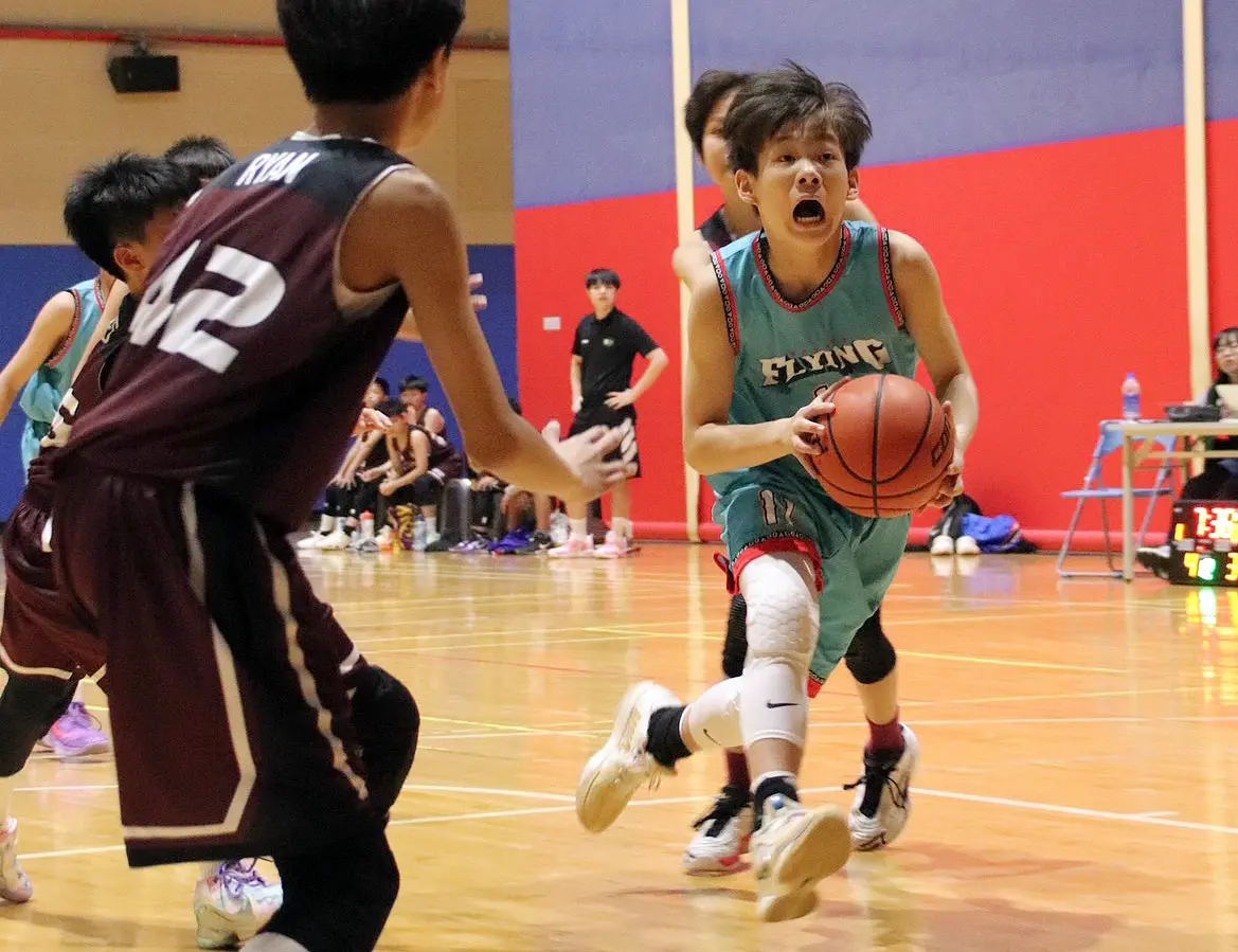 ▲FLYING在U12乙組賽事中以39：30擊敗信義Heat，靠著11號趙岩佐繳出10分6籃板全能表現，終場前關鍵上籃澆熄對手反撲，率隊收下新賽季首勝。（圖／FLYING在U12乙組賽事中以39：30擊敗信義Heat，靠著11號趙岩佐繳出10分6籃板全能表現，終場前關鍵上籃澆熄對手反撲，率隊收下新賽季首勝。（圖／U19籃球聯盟提供）