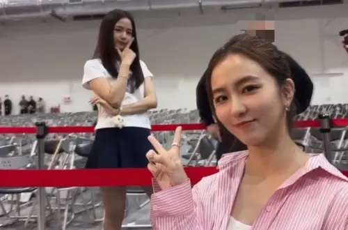 ▲周曉涵（前）去年和偶像Jisoo本人驚喜同框。（圖／周曉涵Threads）