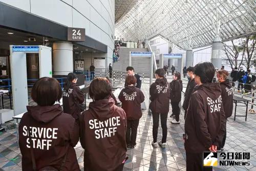 ▲開放球迷入場前，東京巨蛋工作員正在進行安檢門的操作講解。（圖／記者葉政勳攝）