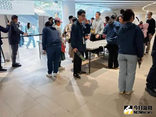 ▲臺北大巨蛋熱身賽實施「簡易安檢」（圖／記者陳柏翰攝）