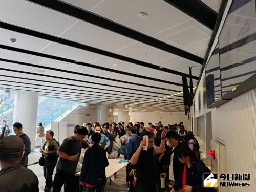 ▲臺北大巨蛋熱身賽實施「簡易安檢」（圖／記者陳柏翰攝）