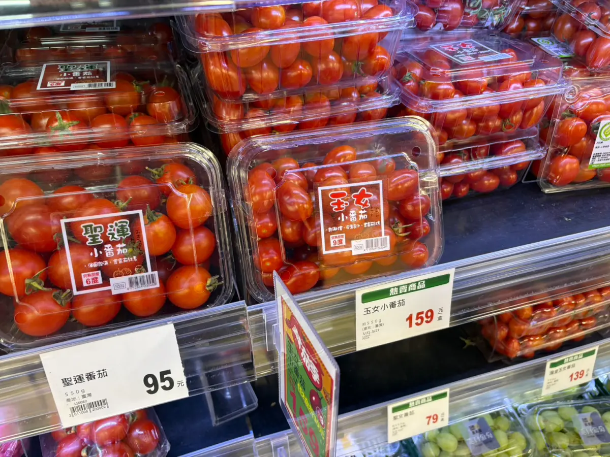 ▲全聯販售各式各樣的小番茄，有玉女番茄等等，價格從79元至159元之間不等，許多婆媽都愛買。（圖/記者張嘉哲攝）