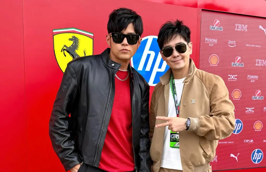 ▲周杰倫（左）、林志穎（右）昨日現身F1大獎賽上海站現場，周杰倫發文引用電影《頭文字D》台詞，讓粉絲笑翻直呼：「藤原拓海回來了」。（圖／林志穎IG）