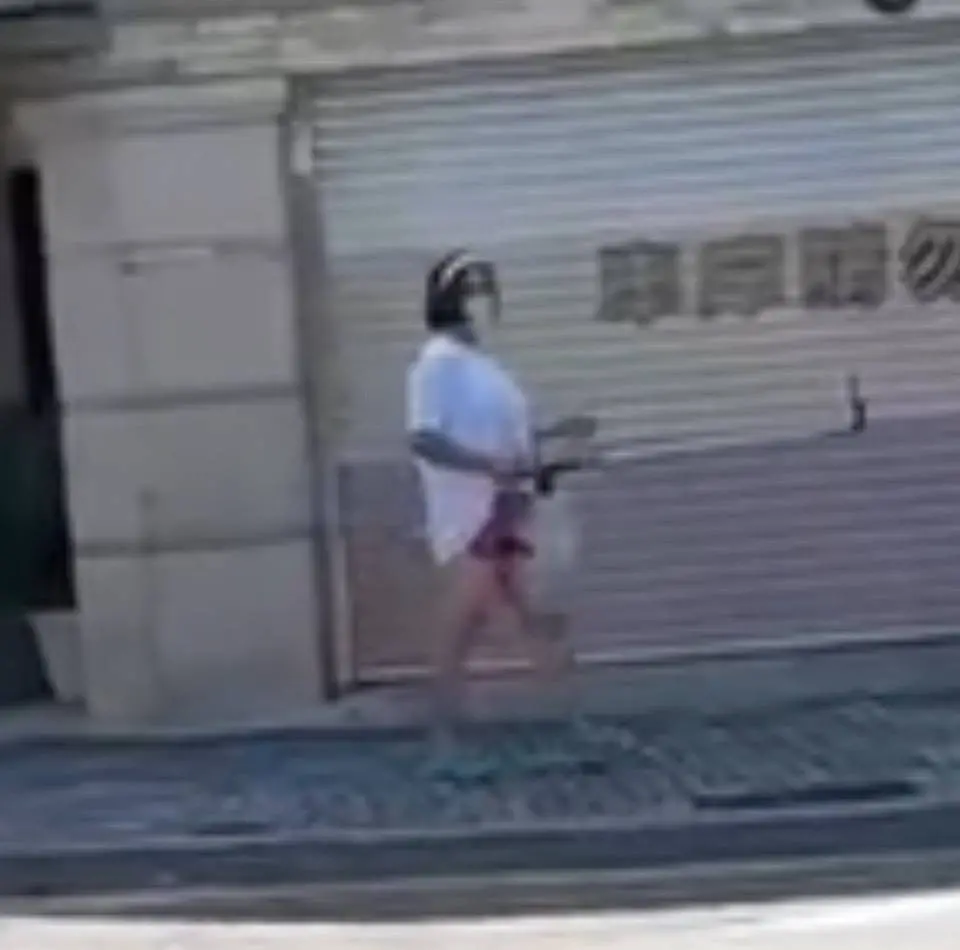 ▲22日上午10時50分許，台中大里區立中街與新甲路口，出現男扮女裝戴假髮的「遛鳥俠」，警方徹夜調閱監視器，鎖定嫌犯身分。（圖／警方提供）