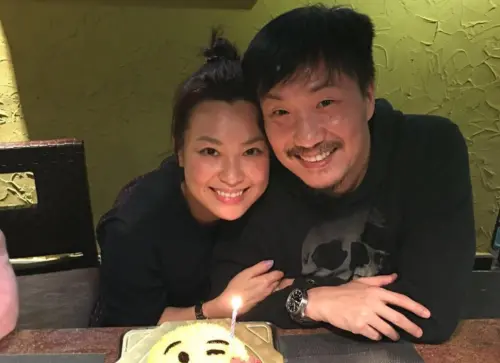 ▲鄭中基（左）與妻子余思敏鬧離婚，被揭露每個月只願付台幣3萬多元的贍養費，令余思敏逼他上法庭解決。（圖／摘自Sammieyucm IG）