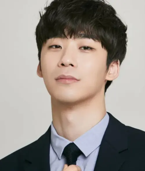 ▲與金秀賢合開經紀公司的導演表哥李洛維（이로베），藝名李沙朗。（圖／翻攝自Namu wiki）