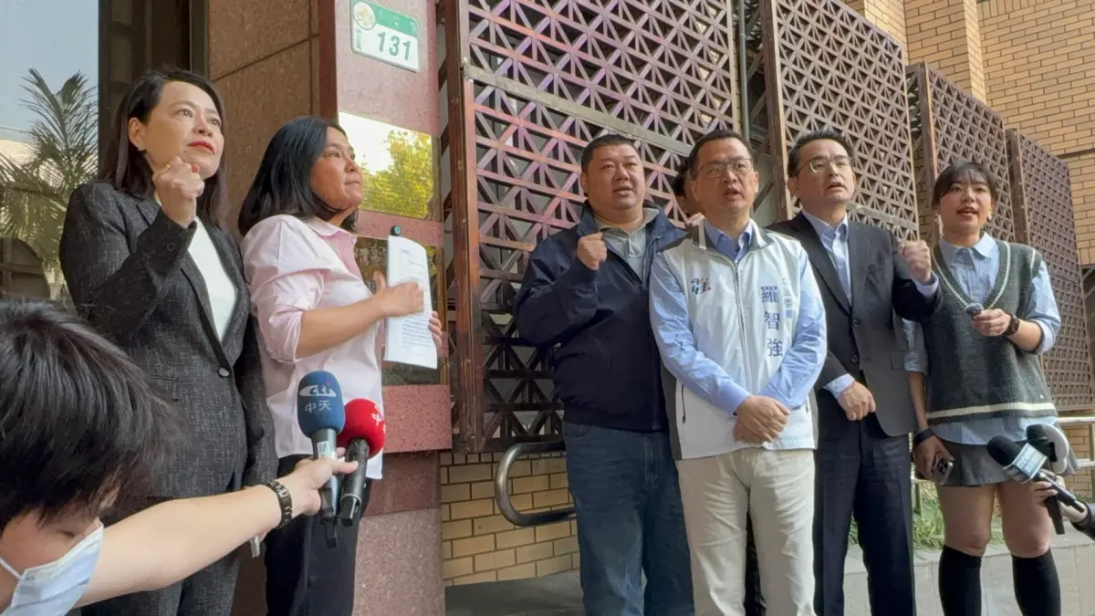 ▲國民黨立委許宇甄（左一）陳玉珍（左二）、游顥（右四）、羅智強（右三）在台北地檢署按鈴告發罷免連署涉嫌偽造文書。（圖／翻攝畫面）