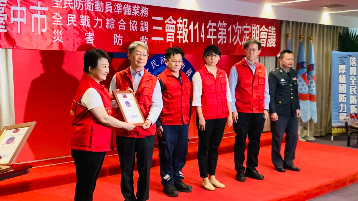 ▲盧秀燕頒發聘書給台中港務分公司總經理陳中龍時，發現台上的受聘人少了一人。（圖／記者顏幸如攝，2025.03.24）