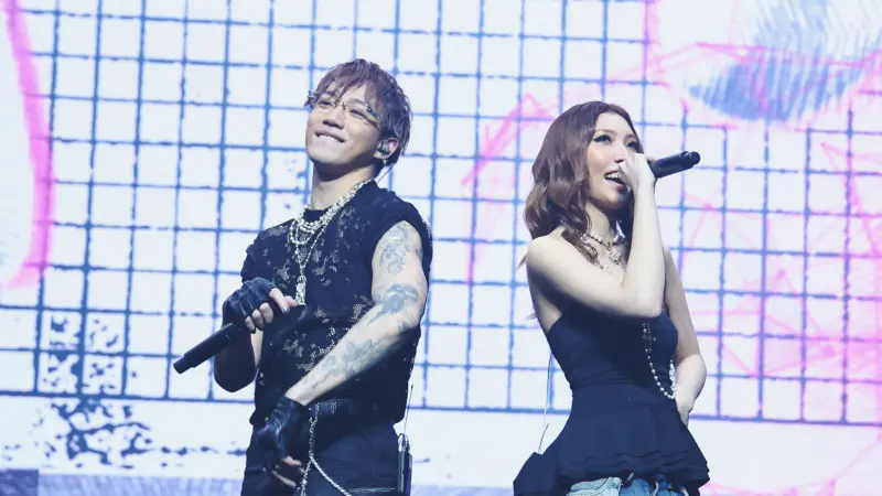 ▲ØZI（左）演唱會穿黑蕾絲透視上衣，Karencici（右）和粉絲起拱要他脫衣，ØZI嚇歪喊：「你們是來看我脫衣服的嗎。」（圖／寬宏藝術Ｘ華納音樂Ｘ奧曼音樂提供）