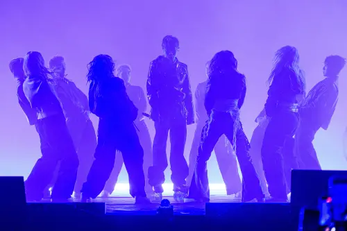 ▲ØZI（中）以〈SWIRL〉搭配 10 位舞者開場，他滑著直排輪帥氣現身，坦言在彩排時曾多次摔倒，甚至因褲腳沒紮好險些翻車。