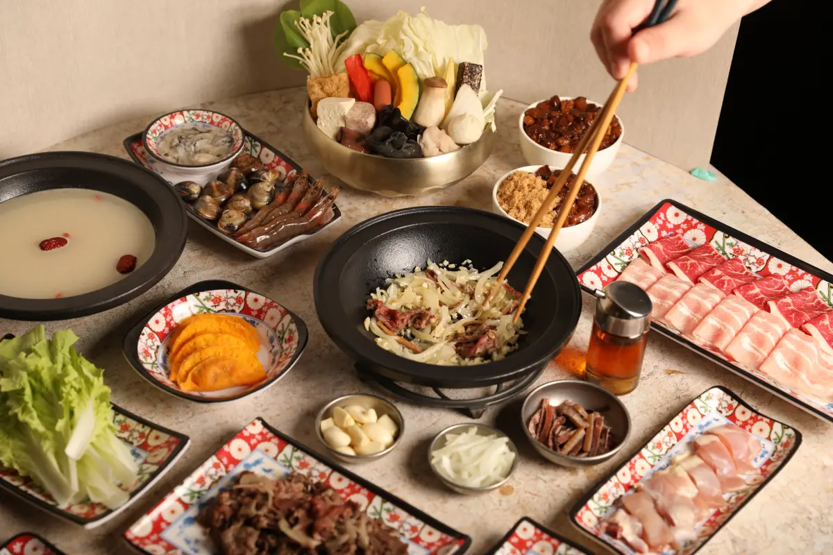 ▲築間全新「芡芳石頭火鍋」，平日午間最便宜208元起開鍋，自助吧冷熱飲、泰國明果冰淇淋、聯名「大苑子芒果綠茶」吃到飽。全台4月2日起狂開5家，開幕優惠最低68折，菜單、地點、訂位資訊一覽。（圖／築間提供）