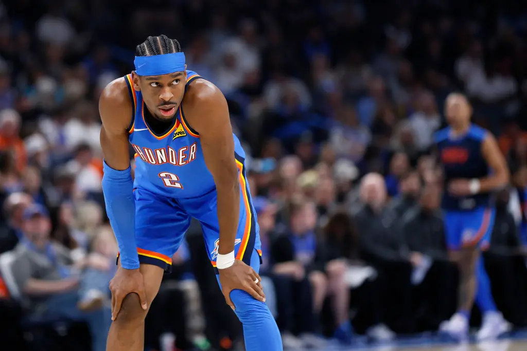 ▲雷霆、快艇比賽的裁判判罰成為賽後討論焦點，多次爭議性吹罰讓快艇球迷極度不滿，也有人拿起標語海報，嘲諷雷霆主將「SGA」Shai Gilgeous-Alexander：「會叫的狗不會咬人。」（圖／美聯社／達志影像）