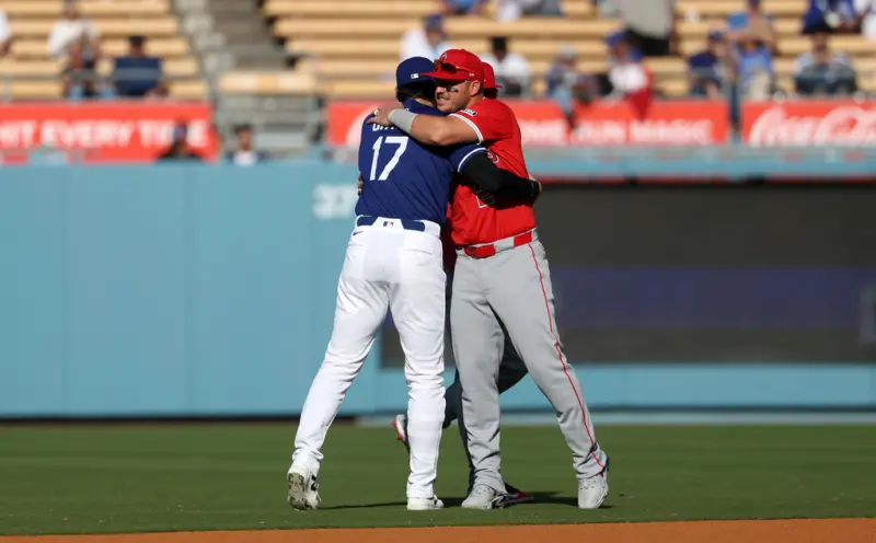 ▲賽前，洛杉磯道奇隊球星大谷翔平與洛杉磯天使隊「神鱒」Mike Trout（33歲）於外野草皮上相見，兩人熱情握手並擁抱，還開心地交談。（圖／美聯社／達志影像）
