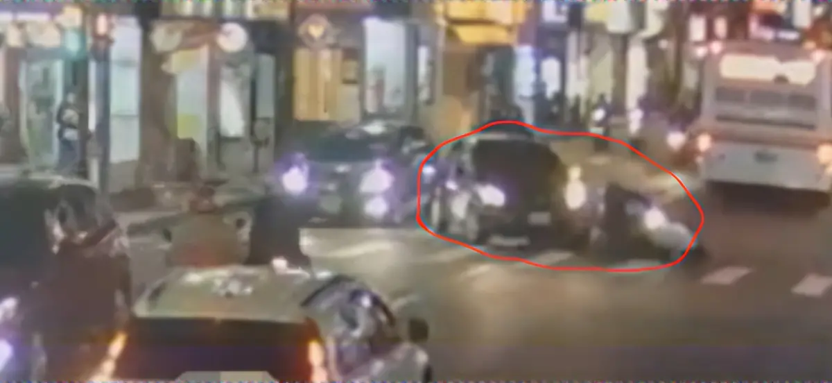 ▲汽車搶快左轉，後方機車鑽車縫超車，發生碰撞。（圖／警方提供）