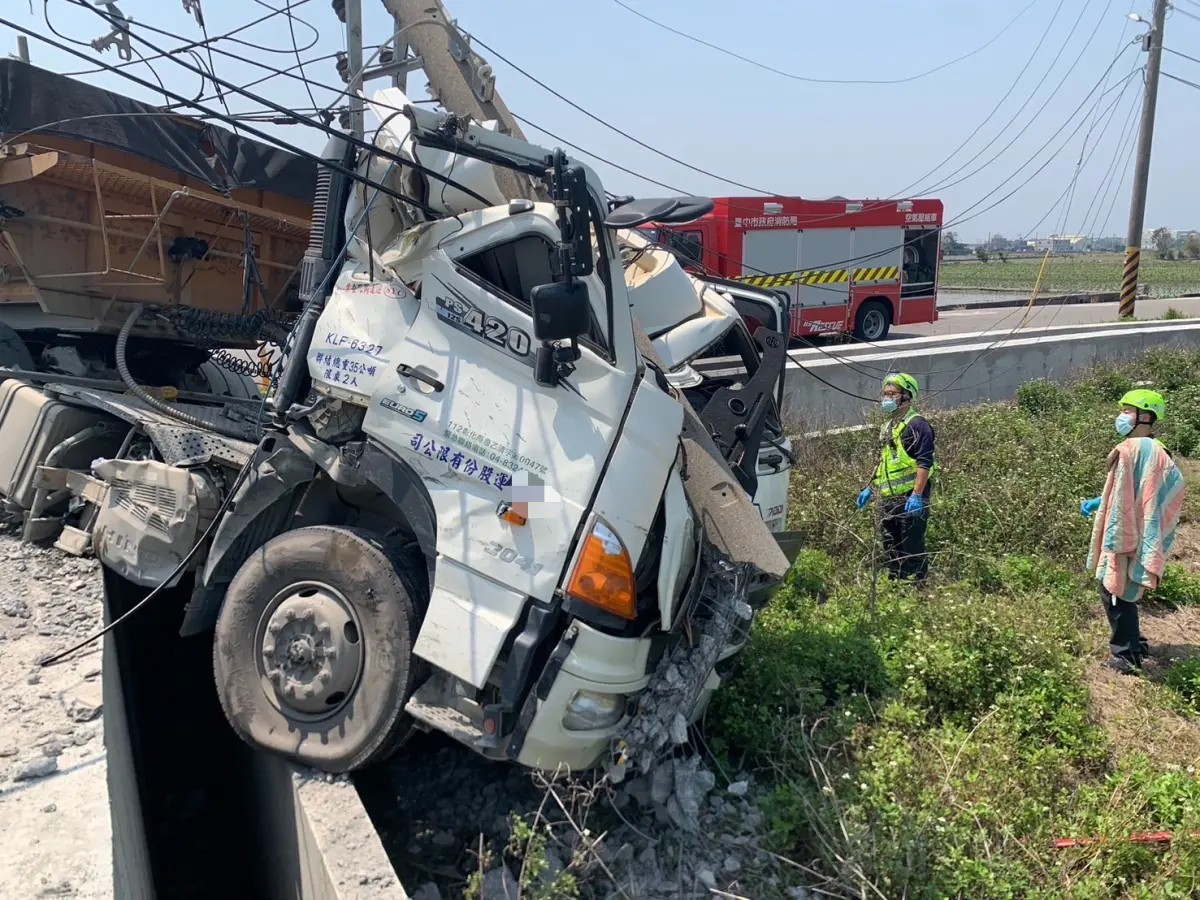 ▲砂石車撞上台電工程車後，車頭衝向路旁卡在水溝。（圖／翻攝畫面，2025.03.24）