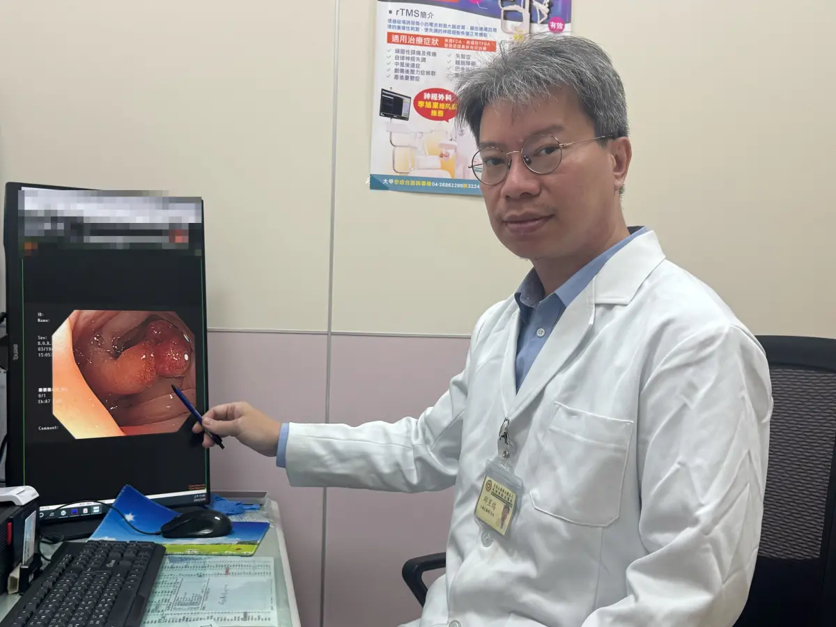 ▲李綜合醫院大腸直腸外科主任醫師邱昱瑞表示，一名40多歲的男子腹痛竟檢查出大腸癌末期(圖／醫院提供2025.3.24)