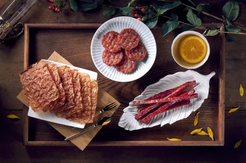 無論是杏仁香脆肉紙、特厚蜜汁肉乾、月見炙燒豬肉乾、元氣條,還是經典蜜汁豬肉乾,都成為消費者心目中的熱門首選。 ▲無論是杏仁香脆肉紙、特厚蜜汁肉乾、月見炙燒豬肉乾、元氣條,還是經典蜜汁豬肉乾,都成為消費者心目中的熱門首選。