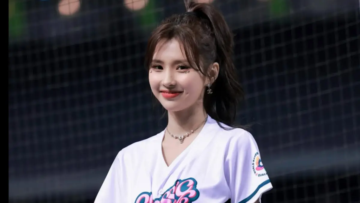 ▲全恩菲昨日接受廠商邀請再度進到大巨蛋內看球，來台的行蹤備受粉絲關注。她的新經紀公司日前則透露，全恩菲的「新身分」與啦啦隊無關，會擇期公開。（圖／全恩菲IG）