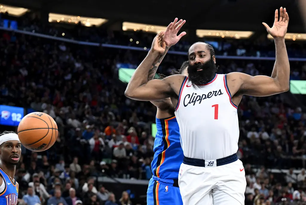 ▲根據《The Athletic》記者Justin Russo報導，Harden的傷勢包括大腿挫傷與腳踝扭傷，目前傷勢嚴重程度仍待評估，能否在下一場對上紐約尼克的比賽出戰仍是未知數。（圖／美聯社／達志影像）