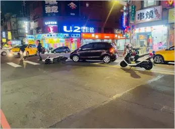 ▲跟在汽車後面左轉的機車騎士,因為汽車搶快轉彎而反應不及摔車,右邊肩膀和手臂挫傷。(圖/警方提供)