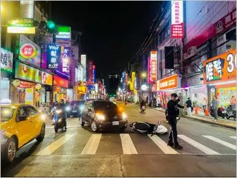 ▲「鑽車縫」騎士撞「切西瓜」汽車摔傷提告,一毛錢賠償都沒拿到,對於無罪判決聲請再審也遭駁回。(圖/警方提供)