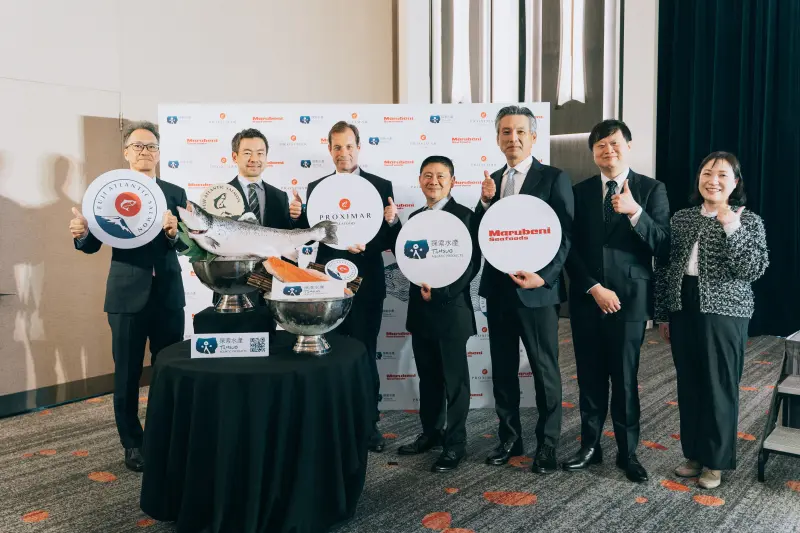 ▲打造台灣水產產業新格局！探索水產科技與 PROXIMAR、日本丸紅水產的三方合作，不僅限於鮭魚銷售，更包含技術交流、市場共創，以及持續優化的供應鏈。（圖／探索水產科技提供）