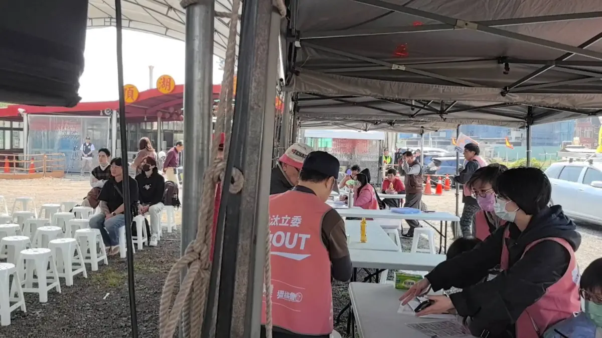 ▲國民黨桃園市議員詹江村秀出綠營桃園罷免造勢活動「現場盯哨照」，可見連署人寥寥無幾，宣講台下甚至沒有觀眾。（圖／取自詹江村Fb）