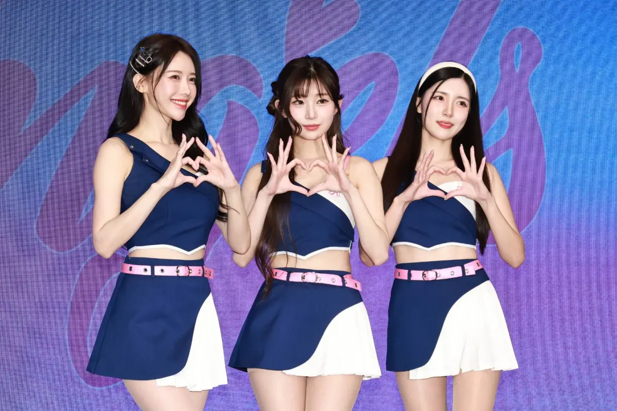 ▲南珉貞（右起）、李珠珢及李雅英今（24）日出席「Fubon Angels開季媒體發布會」，紛紛以全新球衣火辣亮相，大批粉絲及媒體擠爆現場。（圖／記者吳翊緁攝影）