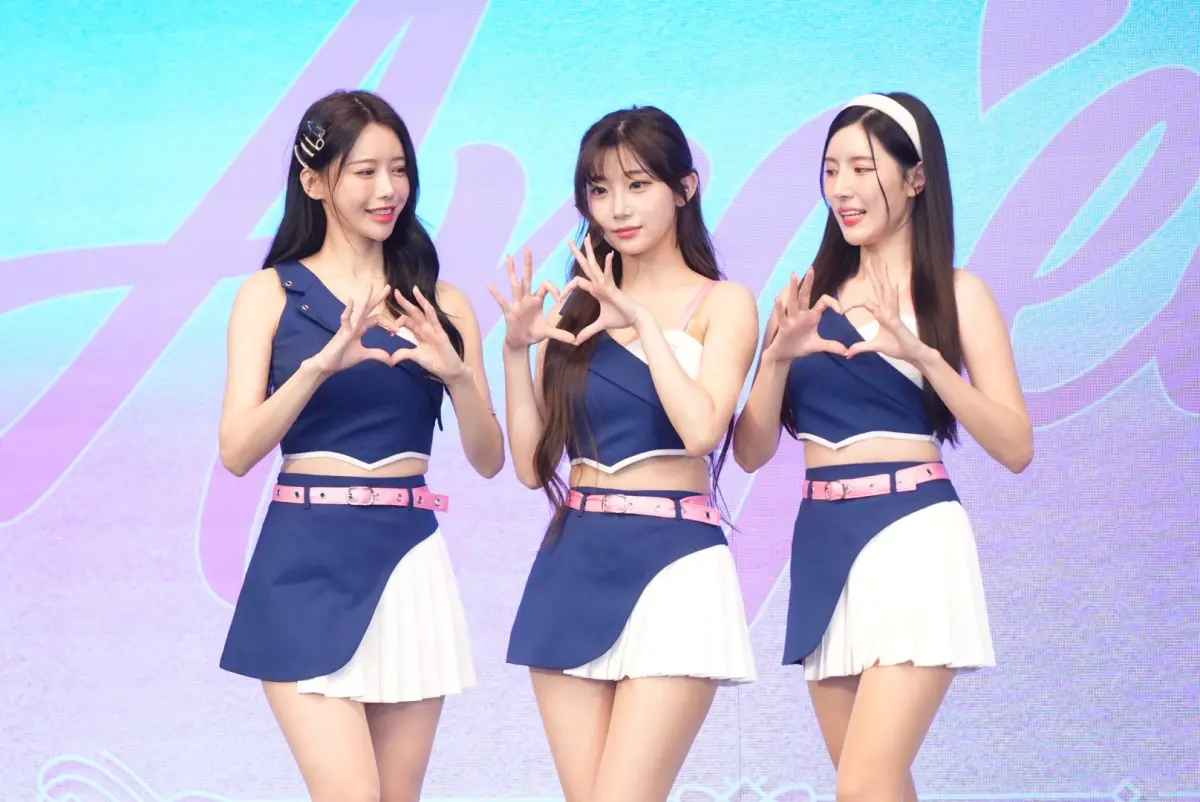 ▲今年開始多位韓籍啦啦隊加盟中職，包括李雅英（左起）、李珠珢、南珉貞，也讓啦啦隊熱度爆衝。日前一名網友就在社群平台上提問：「為什麼韓國啦啦隊只要來一個就紅一個？」引發熱烈討論，就有民眾揪出台、韓籍啦啦隊的關鍵差異。（圖／記者吳翊緁攝影）