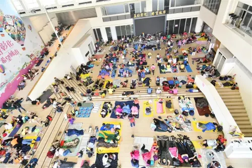 ▲彰化縣政府去年開放中庭，供香客打地舖休息的盛況。（資料畫面／彰化縣政府提供）
