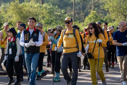 ▲花蓮場由程鯤董事長(中)及花蓮縣政府觀光處余明勳(左二)帶領數百位民眾出發健走。(圖/歐都納提供)